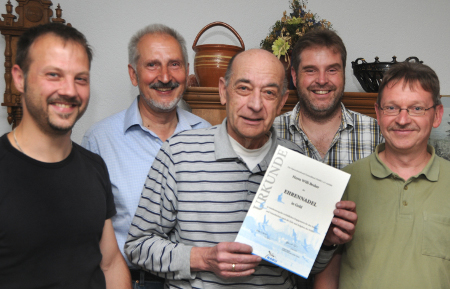 Um Naturschutz verdient gemacht: Mit der Goldenen NABU-Ehrennadel zeichnete dafür die Umweltgruppe Burgwald ihren Vorsitzenden Willy Becker aus. Es gratulierten ihm (von links) Matthias Hupfeld, Wulf Schröder, Hermann Meyer und Klaus Klimaschka.