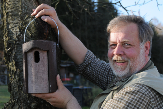 Hausbau fürs Rotschwänzchen Martin Scholz hängt einen Nistkasten auf, eine so genannte Nisthöhle mit großem, ovalen Einflugloch.