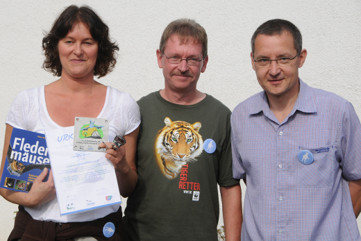 Sabine Freiling, Klaus Klimaschka, Lothar Koch bei der Preisverleihung mit Urkunden