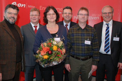 Förderurkunde und Gutschein nahmen in Kassel Sabine Freiling und Klaus Klimaschka von der Umweltgruppe Burgwald (Mitte) aus den Händen von Michael Wickmann, Frank-Martin Neupärtl, Georg von Maibohm und Bernhard Reuter entgegen.