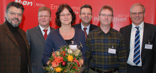 Förderurkunde und Gutschein nahmen in Kassel Sabine Freiling und Klaus Klimaschka von der Umweltgruppe Burgwald (Mitte) aus den Händen von Michael Wickmann, Frank-Martin Neupärtl, Georg von Maibohm und Bernhard Reuter entgegen.