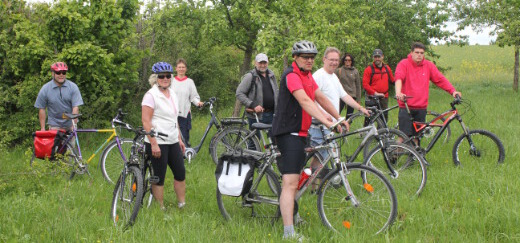 Teilnehmer an der Radexkursion in der METAK-Streuobstwiese zwischen Burgwald und Wiesenfeld