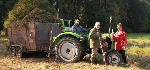 Klaus Klimaschka auf dem Traktor, sowie Martin Scholz und Marion Chmelar beim Pflegeeinsatz in den Nauwiesen