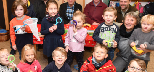 Kinder mit Netz und Lupen