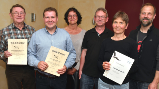 Das Foto zeigt bei der Jahreshauptversammlung Geehrte und Vorstandsmitglieder der Umweltgruppe Burgwald mit (von links) Heinz Engel, Dirk Greis, Sabine Freiling, Klaus Klimaschka, Marion Chmelar und Matthias Hupfeld. Foto: Karl-Hermann Völker